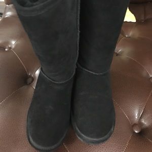 Used Bearpaw winter boots
